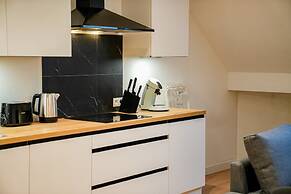 Modern 1BR 1LR Apartment Walk To Rabot