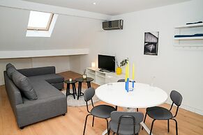 Modern 1BR 1LR Apartment Walk To Rabot
