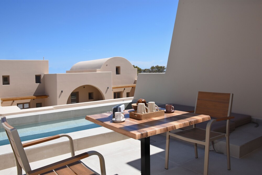 Santorini - Villa - Sleeps 2 - Pool - Parking