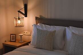 Santorini - Villa - Sleeps 2 - Pool - Parking