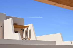 Santorini - Villa - Sleeps 2 - Pool - Parking