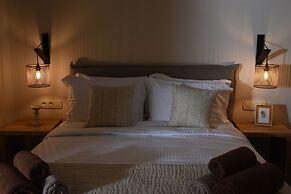 Santorini - Villa - Sleeps 2 - Pool - Parking
