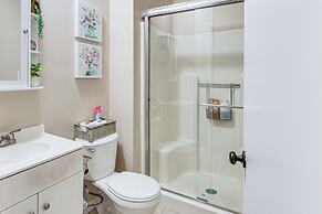Inviting Family Home, 2 Mi to Eastwood Mall!