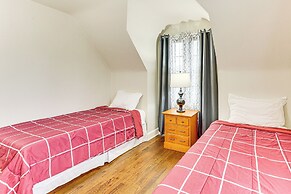 Inviting Family Home, 2 Mi to Eastwood Mall!