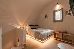 Santorini - Villa - Sleeps 5 - Pool - Parking