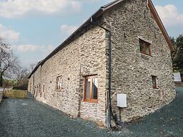 Godre'r Gyrn, Plas Moelfre Hall Barns