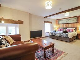 Godre'r Gyrn, Plas Moelfre Hall Barns