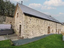 Godre'r Gyrn, Plas Moelfre Hall Barns