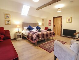 Godre'r Gyrn, Plas Moelfre Hall Barns