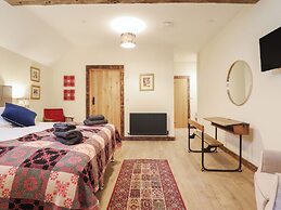 Godre'r Gyrn, Plas Moelfre Hall Barns