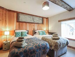 Godre'r Gyrn, Plas Moelfre Hall Barns