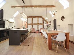 Godre'r Gyrn, Plas Moelfre Hall Barns