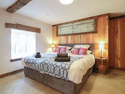 Godre'r Gyrn, Plas Moelfre Hall Barns