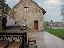 Godre'r Gyrn, Plas Moelfre Hall Barns