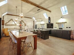 Godre'r Gyrn, Plas Moelfre Hall Barns