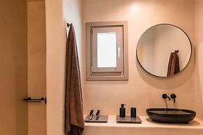 Santorini - Villa - Sleeps 5 - Pool - Parking