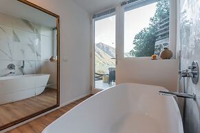 Villa Regina Retreat With Pool & Lake View