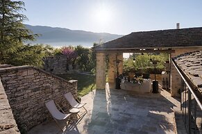 Apeiros Chora Hotel