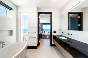 Aqua 4 on Seven Mile Beach