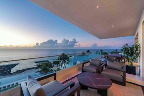 Aqua 4 on Seven Mile Beach