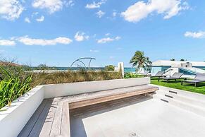 Aqua 2 on Seven Mile Beach