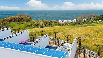 Uni’s Ocean Pool Villa