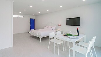 Uni’s Ocean Pool Villa
