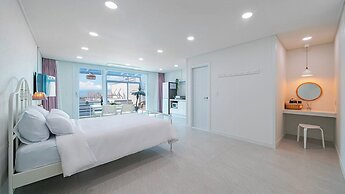 Uni’s Ocean Pool Villa
