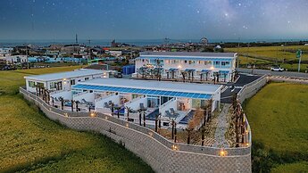 Uni’s Ocean Pool Villa
