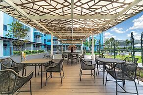 Luxury Staycation beside Okada