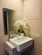 Luxury Staycation beside Okada