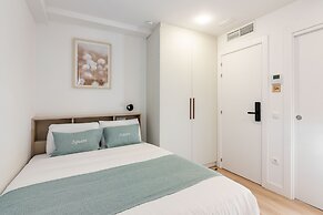 Square Rooms by Charming