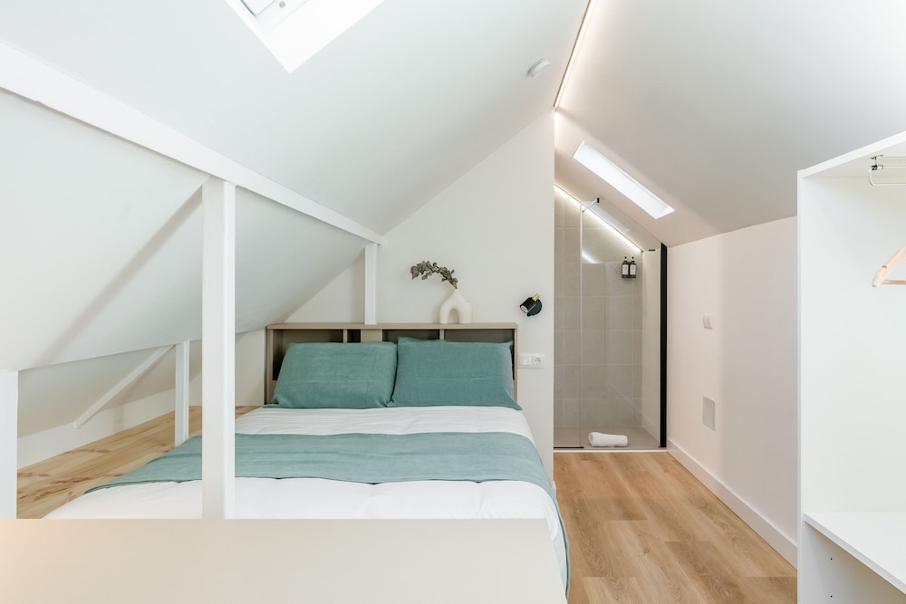 Square Rooms by Charming
