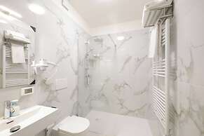 M9 REST HOUSE VENICE