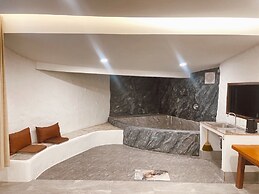 The Hub Erawan Resort