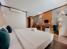The Hub Erawan Resort