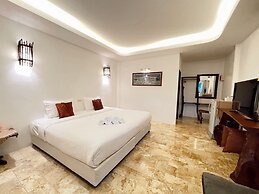 The Hub Erawan Resort