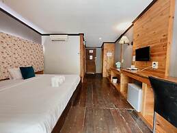 The Hub Erawan Resort