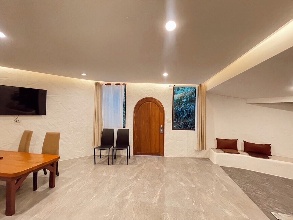 The Hub Erawan Resort