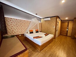 The Hub Erawan Resort