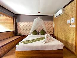 The Hub Erawan Resort