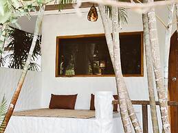 The Hub Erawan Resort