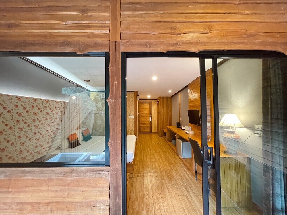 The Hub Erawan Resort