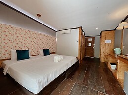 The Hub Erawan Resort