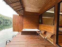 The Hub Erawan Resort