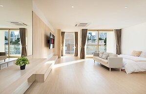 Spacious 4BR Muji Home With Loft & Pool in Ekkamai