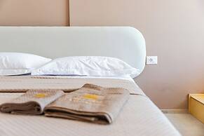 Marina Jacuzzi Suites 2 by  PS