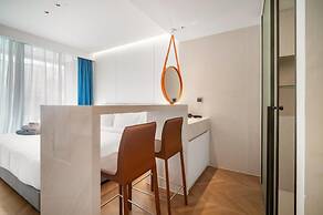 Beachfront A110 Luxury Pool Access Studio