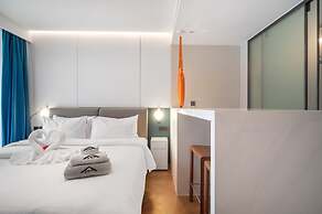Beachfront A110 Luxury Pool Access Studio