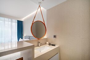 Beachfront A110 Luxury Pool Access Studio